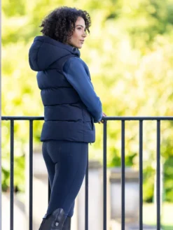 LeMieux Kenza Puffer Gilet Navy 13 LeMieux Kenza Puffer Gilet Navy -Equestrian Supplies Shop it03573 lifestyle kenzapuffergilet navy 2 pt